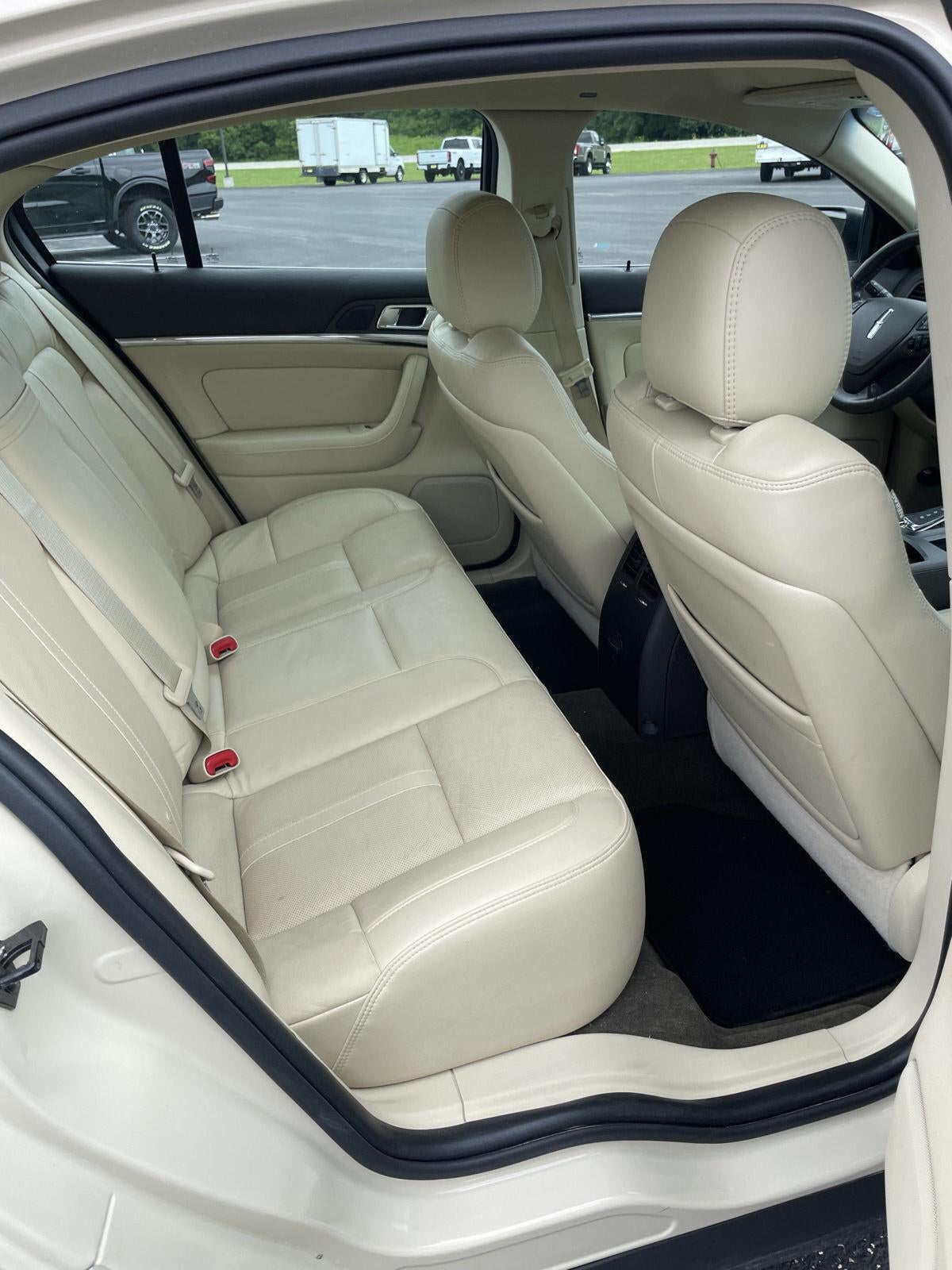 2015 Lincoln MKS Base